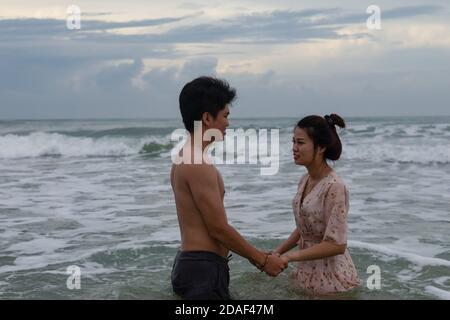 Belle photo d'un couple heureux dans la mer, Vung Tau Banque D'Images