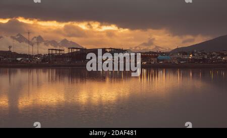 Coucher de soleil sur les montagnes depuis le canal Beagle à Tierra del Fuego, Argentine Banque D'Images