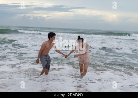 Belle photo d'un couple heureux dans la mer, Vung Tau Banque D'Images