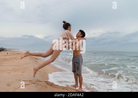 Belle photo d'un couple heureux dans la mer, Vung Tau Banque D'Images