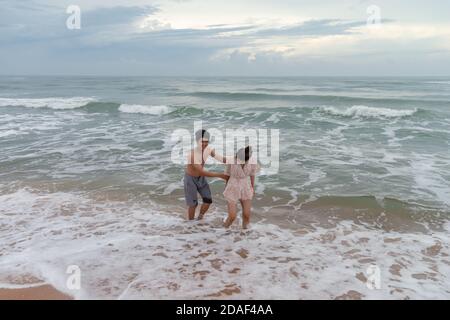 Belle photo d'un couple heureux dans la mer, Vung Tau Banque D'Images