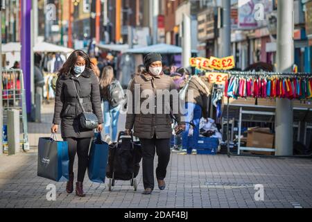 Londres, Royaume-Uni - 3 novembre 2020 - deux femmes noires portant un masque facial lors de leurs achats sur le marché de Walthamstow Banque D'Images