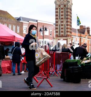 Londres Royaume-Uni, novembre 12 2020, femme de souche asiatique portant UN visage protecteur couvrant Walking à travers un marché extérieur Banque D'Images