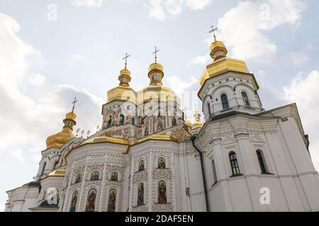 Kiev Pechersk Lavra. Cathédrale de la Dormition. Kiev. Ukraine. Ciel bleu avec des nuages par jour ensoleillé en arrière-plan Banque D'Images