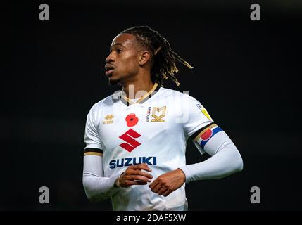 Milton Keynes, Royaume-Uni. 11 novembre 2020. David Kasumu de MK dons lors du match du Trophée de l'EFL a joué derrière des portes fermées entre MK dons et Southampton U21 au stade:mk, Milton Keynes, Angleterre, le 11 novembre 2020. Photo d'Andy Rowland. Crédit : Prime Media Images/Alamy Live News Banque D'Images