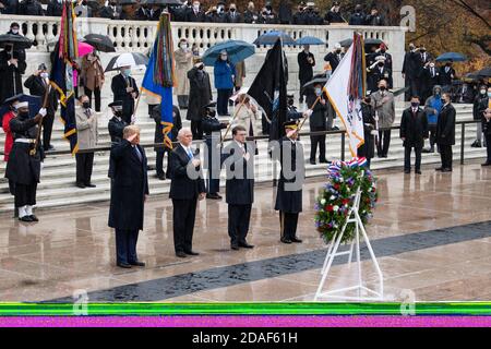 Arlington, États-Unis d'Amérique. 11 novembre 2020. Arlington, États-Unis d'Amérique. 11 novembre 2020. Le président américain Donald Trump, à gauche, joint par le vice-président Mike Pence, anciens Combattants sec. Robert Wilkie et le major général de l'armée Omar Jones, saluent lors d'une cérémonie de pose de couronne à la tombe du soldat inconnu au cimetière national d'Arlington le 11 novembre 2020 à Arlington, en Virginie. La cérémonie annuelle est en l'honneur de la célébration de la fête des anciens combattants. Crédit : Sgt. Kevin Roy/États-Unis Photos de l'armée/Alamy Live News Banque D'Images