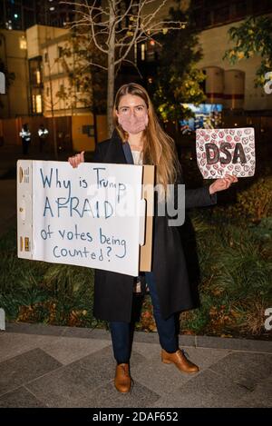 Londres, Royaume-Uni - le 4 novembre 2020 : la vie noire est importante et la lutte contre le racisme se fait à l'extérieur de l'ambassade des États-Unis à Londres. Les manifestants réclament Trump Banque D'Images