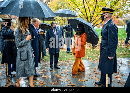 Arlington, États-Unis d'Amérique. 11 novembre 2020. Le président américain Donald Trump, au centre, et la première dame Melania Trump, à gauche, saluent Karen Durham-Aguilera, à droite, directrice du cimetière national d'Arlington à leur arrivée pour les célébrations de la fête des anciens combattants le 11 novembre 2020 à Arlington, en Virginie. Crédit : Elizabeth Fraser/États-Unis Photos de l'armée/Alamy Live News Banque D'Images