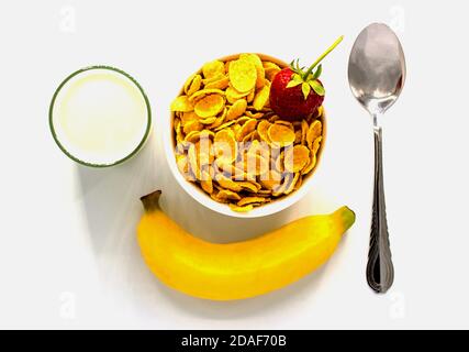 Céréales avec lait et banane et fraise sur fond blanc Banque D'Images