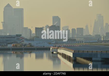 Une vue vers l'ouest sur le King George V Dock in Londres de la nouvelle voie parallèle comme aéroport de London City Banque D'Images