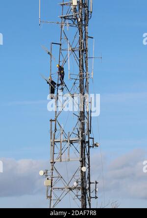 Ingénieurs effectuant des travaux d'entretien sur l'émetteur à la trundle, près de Chichester, West Sussex Banque D'Images
