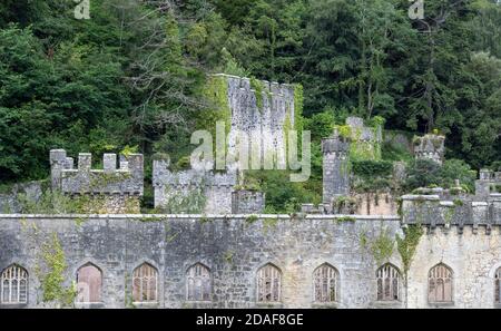 Ruines du château de Gwrych près d'Abergele à Conwy, au nord du pays de Galles, au Royaume-Uni Banque D'Images