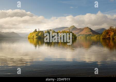 Lac District paysage d'automne. Réflexions de couleur automnale sur l'île Derwent Isle an dans Derwent Water par Keswick en Cumbria Banque D'Images