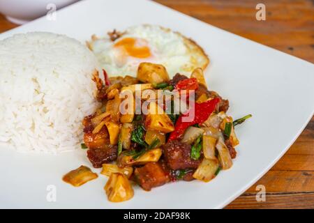 Remuez le riz à la pâte de Chili frite avec l'œuf frit, de la cuisine thaïlandaise locale Banque D'Images