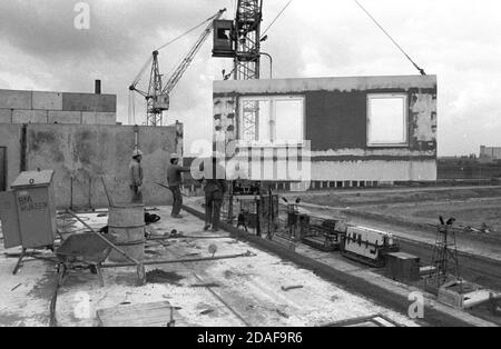 30 novembre 1984, Saxe, Eilenburg: Dans la zone de développement d'Eilenburg Ost, de nouveaux bâtiments résidentiels sont érigés au milieu des années 1980. Date exacte de l'enregistrement inconnue. Photo: Volkmar Heinz/dpa-Zentralbild/ZB Banque D'Images