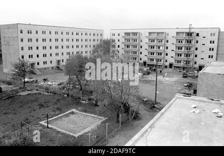 30 novembre 1984, Saxe, Eilenburg: Dans la zone de développement d'Eilenburg Ost, de nouveaux bâtiments résidentiels sont érigés au milieu des années 1980. En face sont déjà les maisons finies. Date exacte de l'enregistrement inconnue. Photo: Volkmar Heinz/dpa-Zentralbild/ZB Banque D'Images