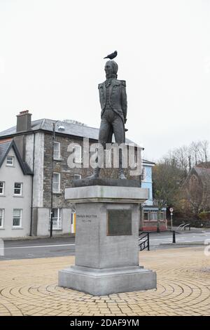 Un oiseau assis au sommet de la statue de Theobald Wolfe Tone à Wolfe Tone Square, Bantry, Co Cork. Irlande. Banque D'Images