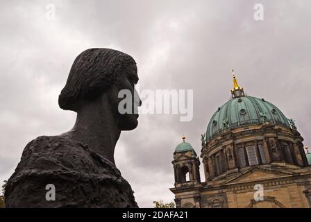 Fritz Cremer Sculpture (O Deutschland bleiche Mutter) et la cathédrale de Berlin, Allemagne Banque D'Images