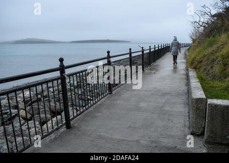 Après une semaine de fermeture de la promenade Beicin, le conseil du comté de Cork a ouvert la passerelle au public, les travaux sont encore en cours d'achèvement. Banque D'Images