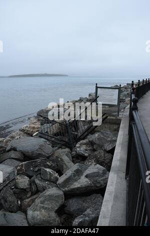 Après une semaine de fermeture de la promenade Beicin, le conseil du comté de Cork a ouvert la passerelle au public, les travaux sont encore en cours d'achèvement. Banque D'Images