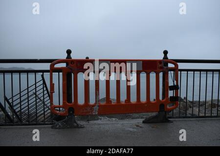 Après une semaine de fermeture de la promenade Beicin, le conseil du comté de Cork a ouvert la passerelle au public, les travaux sont encore en cours d'achèvement. Banque D'Images