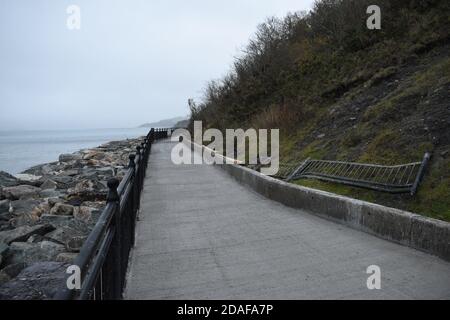 Après une semaine de fermeture de la promenade Beicin, le conseil du comté de Cork a ouvert la passerelle au public, les travaux sont encore en cours d'achèvement. Banque D'Images