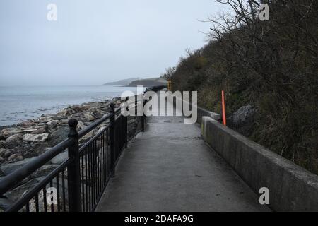 Après une semaine de fermeture de la promenade Beicin, le conseil du comté de Cork a ouvert la passerelle au public, les travaux sont encore en cours d'achèvement. Banque D'Images