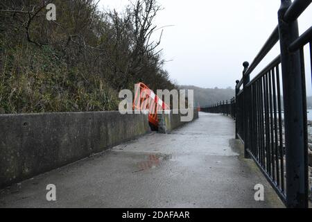 Après une semaine de fermeture de la promenade Beicin, le conseil du comté de Cork a ouvert la passerelle au public, les travaux sont encore en cours d'achèvement. Banque D'Images