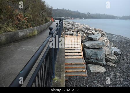 Après une semaine de fermeture de la promenade Beicin, le conseil du comté de Cork a ouvert la passerelle au public, les travaux sont encore en cours d'achèvement. Banque D'Images