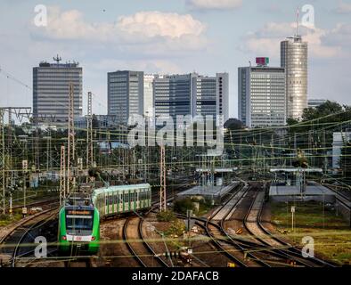 Essen, région de la Ruhr, Rhénanie-du-Nord-Westphalie, Allemagne - panorama de la ville avec la Tour Postbank, le siège d'Evonik et la Tour RWE, en face S-Bahn S1 à Dortmun Banque D'Images