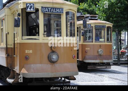 Trams d'époque à Porto, Portugal Banque D'Images