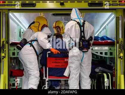 Prague, République tchèque. 12 novembre 2020. Le 12 novembre 2020, les professionnels de la santé portent une civière avec un patient infecté par le coronavirus de l'hôpital Benesov à l'hôpital universitaire de Motol à Prague, en République tchèque. L'hôpital de Benesov est à la limite des possibilités de capacité. Par conséquent, dix patients ventilés ont été transportés par le véhicule d'urgence spécial Atego à l'hôpital universitaire de Motol. Crédit : Roman Vondrous/CTK photo/Alay Live News Banque D'Images