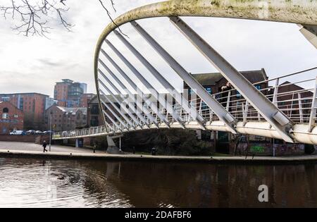 Une photo grand angle de la passerelle au-dessus du canal bridgewater à Castlefields, au centre de manchester Banque D'Images