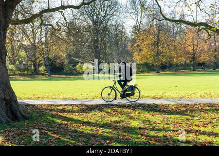 Cambridge, Royaume-Uni. 12 novembre 2020. Un cycliste traverse Jésus-Vert un jour d'automne ensoleillé. Au cours d'une semaine mixte de temps, l'est de l'Angleterre a eu principalement des périodes ensoleillées aujourd'hui. Crédit : Julian Eales/Alay Live News Banque D'Images