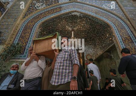 Najaf, Irak. 12 novembre 2020. Les gens portent un cercueil lors d'un enterrement à la mosquée de l'Imam Ali dans la ville sainte chiite de Najaf. La mosquée de l'Imam Ali abrite le tombeau d'Ali ibn Abi Talib, cousin du prophète Mahomet et du quatrième Caliph dans l'Islam, et considéré comme l'une des plus grandes mosquées du monde. Credit: Ameer Al Mohmedaw/dpa/Alamy Live News Banque D'Images