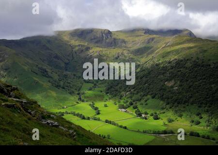 Vue d'été sur la vallée de Dovedale, au pied de Kirkstone Pass, Eastern Fells, Lake District National Park, Cumbria, Angleterre, Royaume-Uni Banque D'Images