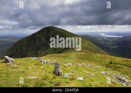 Le sommet Cairn d'Ill Bell Fell, la vallée de Hartsop, le col de Kirkstone, le parc national de Lake District, Cumbria, Angleterre, Royaume-Uni Ill Bell Fell est l'un des 214 W Banque D'Images