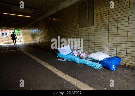 Un couple sans abri laisse sa literie dans un passage souterrain à Sheffield. Il s'agit d'une route de banlieue très prisée pour les personnes qui marchent ou qui font du vélo pour travailler. Banque D'Images