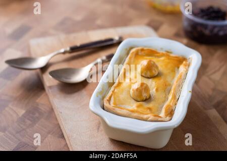 Tarte ou tarte salée dans un plat blanc en bois tableau Banque D'Images