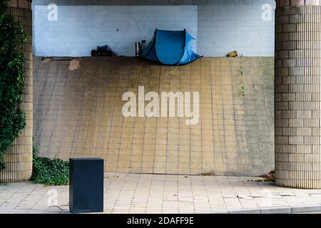 Tente pop-up au rond-point de Park Square, Sheffield, sous un pont Supertram utilisé par un sans-abri dormant dans l'eau Banque D'Images