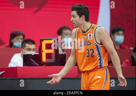 Zhuji, province chinoise de Zhejiang. 12 novembre 2020. Jimmer Fredette de Shanghai Sharks gestes pendant le 12e match rond entre Shanxi Loongs et Shanghai Sharks à la saison 2020-2021 de la ligue de l'Association chinoise de basket-ball (ABC) à Zhuji, dans la province de Zhejiang en Chine orientale, le 12 novembre 2020. Credit: Jiang Han/Xinhua/Alay Live News Banque D'Images