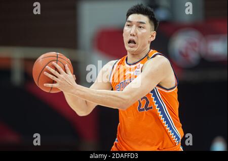 Zhuji, province chinoise de Zhejiang. 12 novembre 2020. Kyranbek Makan, de Shanghai Sharks, est en compétition lors du 12e match entre Shanxi Loongs et Shanghai Sharks lors de la saison 2020-2021 de la ligue de l'Association chinoise de basket-ball (ABC) à Zhuji, dans la province de Zhejiang, en Chine orientale, le 12 novembre 2020. Credit: Jiang Han/Xinhua/Alay Live News Banque D'Images