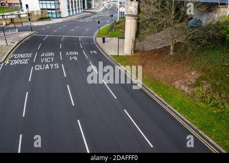 Tente pop-up au rond-point de Park Square, Sheffield, sous un pont Supertram utilisé par un sans-abri dormant dans l'eau Banque D'Images