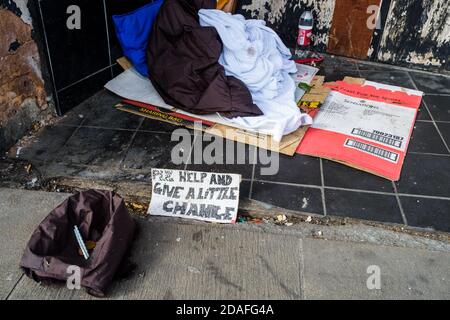 Les effets personnels d'une personne dormant dans la rue. Banque D'Images