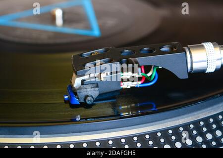 Cartouche Audiophile montée dans la coque jouée sur platine. Équipement de disques vinyles. Macro, gros plan Banque D'Images