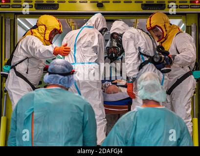 Prague, République tchèque. 12 novembre 2020. Le 12 novembre 2020, les professionnels de la santé portent une civière avec un patient infecté par le coronavirus de l'hôpital Benesov à l'hôpital universitaire de Motol à Prague, en République tchèque. L'hôpital de Benesov est à la limite des possibilités de capacité. Par conséquent, dix patients ventilés ont été transportés par le véhicule d'urgence spécial Atego à l'hôpital universitaire de Motol. Crédit : Roman Vondrous/CTK photo/Alay Live News Banque D'Images