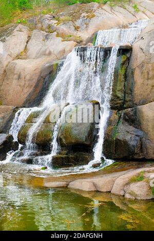 Chute d'eau dans les rochers nord, parc de paysage de Sapokka. Kotka, Finlande. Banque D'Images