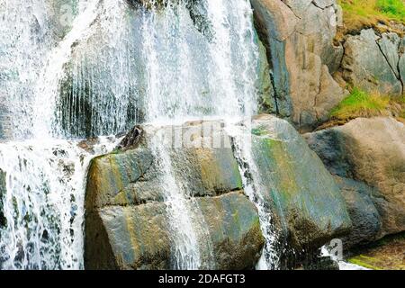 Cascade dans les falaises finlandaises du nord, parc de Sapokka, Kotka, Finlande. Banque D'Images