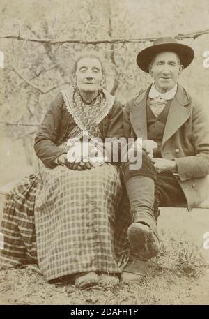 Photographie antique de c1890, mari et femme italien âgés en Italie. SOURCE : PHOTO ORIGINALE Banque D'Images