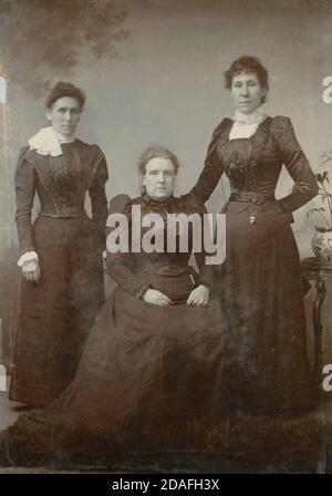 Photographie antique c1880, trois femmes victoriennes, peut-être mère et fille, en deuil. SOURCE : CARTE D'ARMOIRE D'ORIGINE